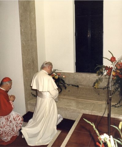 Ojciec Święty Jan Paweł II przy grobie m. Urszuli, Rzym 1986